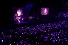 ソロ曲「じゃないほう」を披露する高城れに。