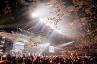 人気画像4位は「ももクロ『QUEEN OF STAGE』ツアー完遂、笑顔と歌声に15年間の感謝を込めて」より、金色のテープが舞う東京・武蔵野の森総合スポーツプラザ。