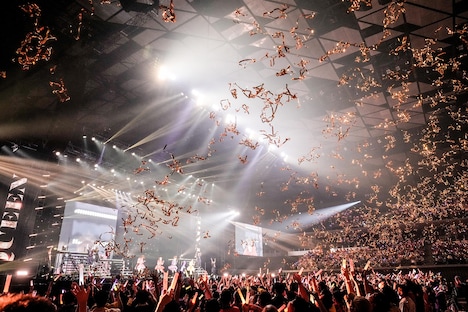 金色のテープが舞う東京・武蔵野の森総合スポーツプラザ。