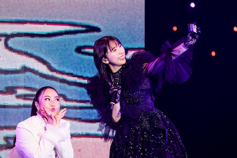 玉井詩織（右）