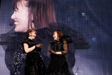 左から佐々木彩夏、高城れに。