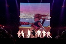 ソロ曲「Another World」を披露する玉井詩織。