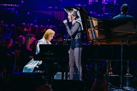 YOSHIKIとエリー・ゴールディング。