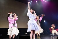 「17才」を歌う芹澤もあ、そのオタクたち、3人を見守るあやめママ。