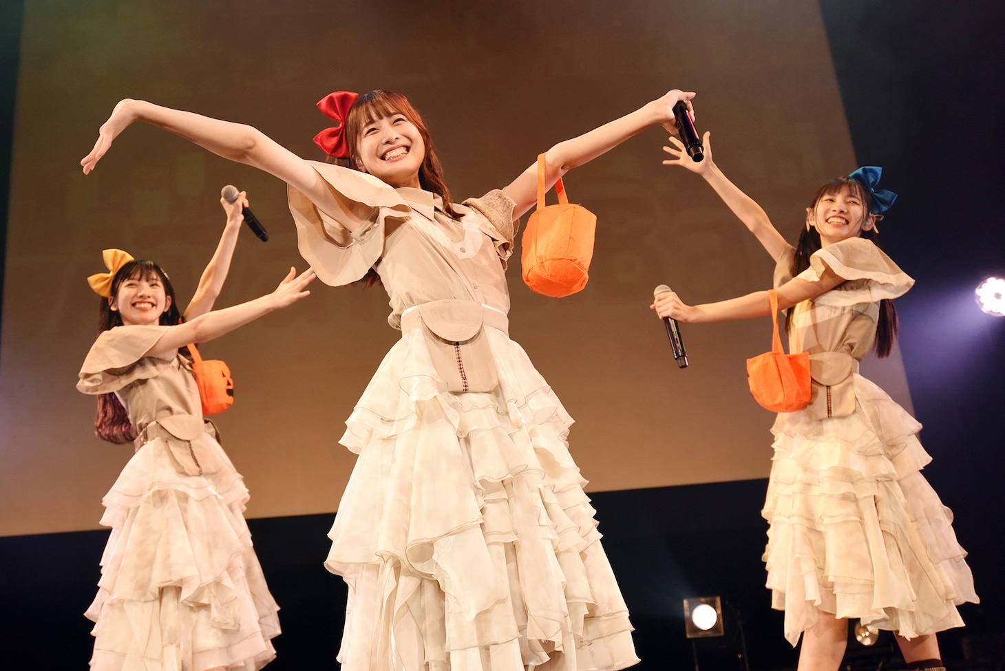 茜空（中央）は芹澤もあ（左）、葵るり（右）とともにハロウィン仕様のキュートなパフォーマンスを披露。