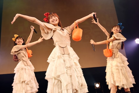 茜空(中央)は芹澤もあ(左)、葵るり(右)とともにハロウィン仕様のキュートなパフォーマンスを披露。