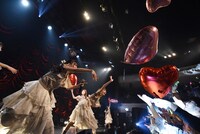 フロアにバルーンを投げ込むukka。