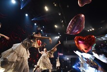 フロアにバルーンを投げ込むukka。