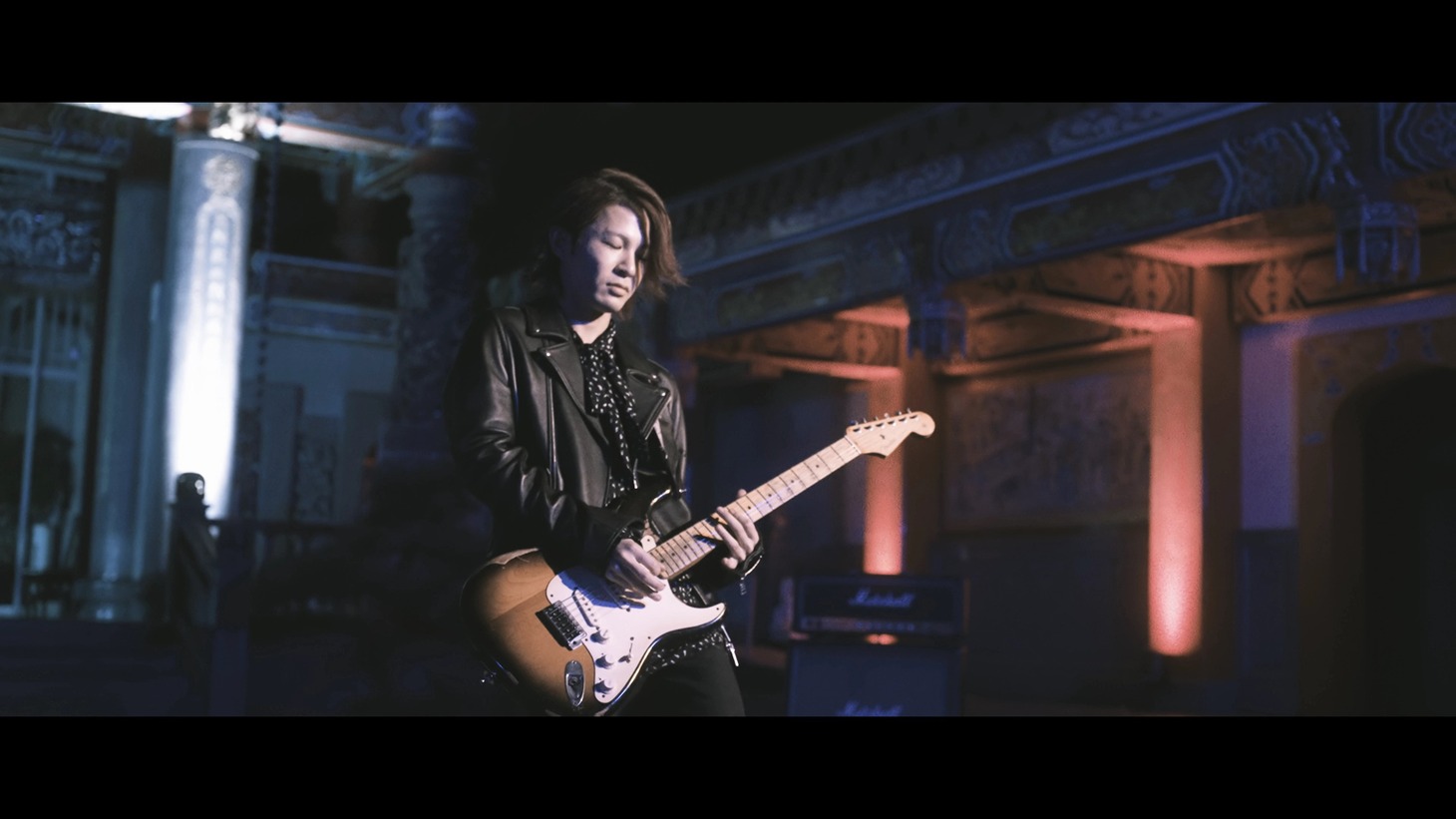 LEEVELLES「地獄の沙汰も愛次第」ミュージックビデオより。