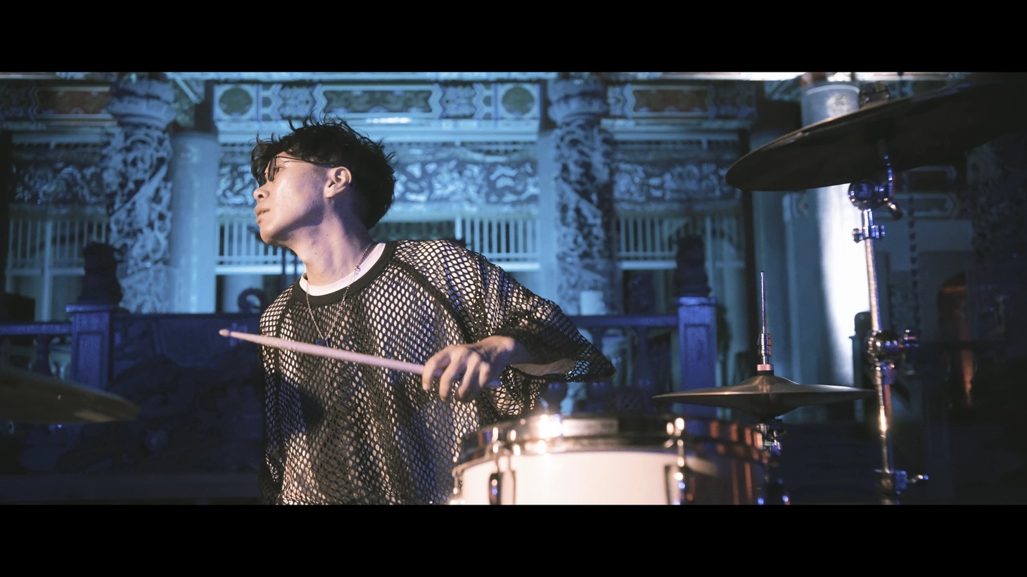 LEEVELLES「地獄の沙汰も愛次第」ミュージックビデオより。