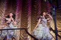 バルコニーで歌う芹澤もあ、茜空。