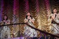 バルコニーで歌う茜空、葵るり、芹澤もあ。