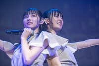 背中合わせで「プレイバックPart2」を歌う葵るり、村星りじゅ。