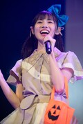「年下の男の子」を歌う葵るり。