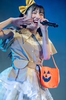 「年下の男の子」を歌う芹澤もあ。