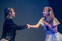 郷ひろみになりきった結城りなに握手してもらうあやめママ。