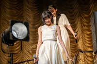 バルコニーから登場する坂井小春と宮沢友。