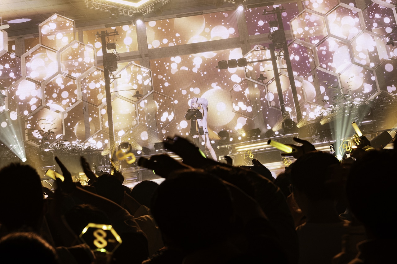 バーチャルシンガーHACHI「Close to heart」ツアー東京公演でBEESとひとつに