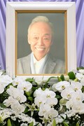 葬儀の祭壇に飾られた谷村新司の遺影。