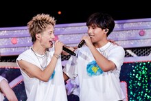 肩を組んで歌声を響かせるMORRIEとKEVIN。