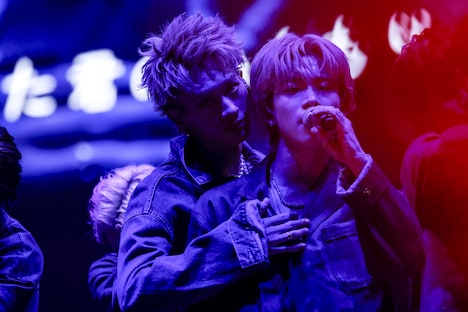 SHOOTをバックハグするMORRIE。