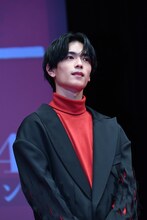 舌を出す高橋恭平（なにわ男子）。