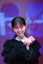 歓声を受けて照れる齋藤飛鳥。