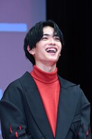 笑う高橋恭平（なにわ男子）。