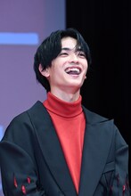 笑う高橋恭平（なにわ男子）。