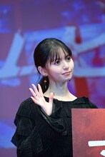 手を振る齋藤飛鳥。