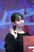 手を振る齋藤飛鳥。