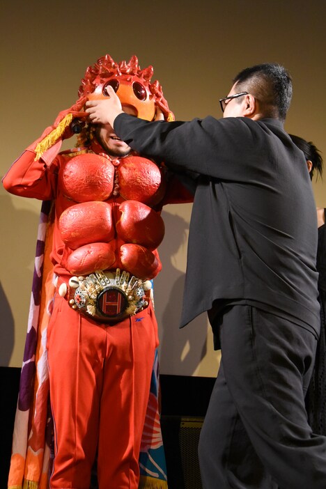 “ほやマン”の仮面を外す庄司輝秋（左）。