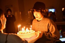 バースデーケーキと木下理樹。開演前の様子。（撮影：古溪一道）