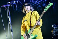 フミ（B, Syn, Vo / POLYSICS）（撮影：古溪一道）