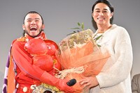 左からアフロ、東出昌大。