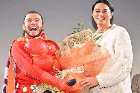 左からアフロ、東出昌大。