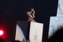 トロッコに乗ってアリーナ内を移動する音嶋莉沙。(c)YOANI / ソニー・ミュージックレーベルズ