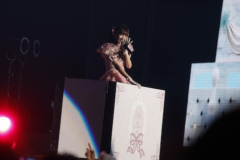 トロッコに乗ってアリーナ内を移動する音嶋莉沙。(c)YOANI / ソニー・ミュージックレーベルズ