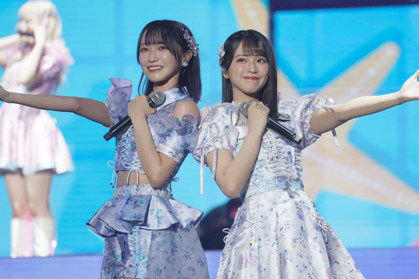 左から野口衣織、佐々木舞香。(c)YOANI / ソニー・ミュージックレーベルズ