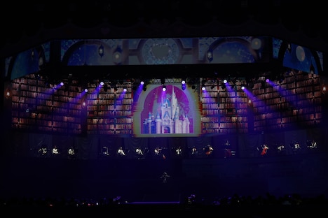 ステージ上に現れたオーケストラ。(c)YOANI / ソニー・ミュージックレーベルズ