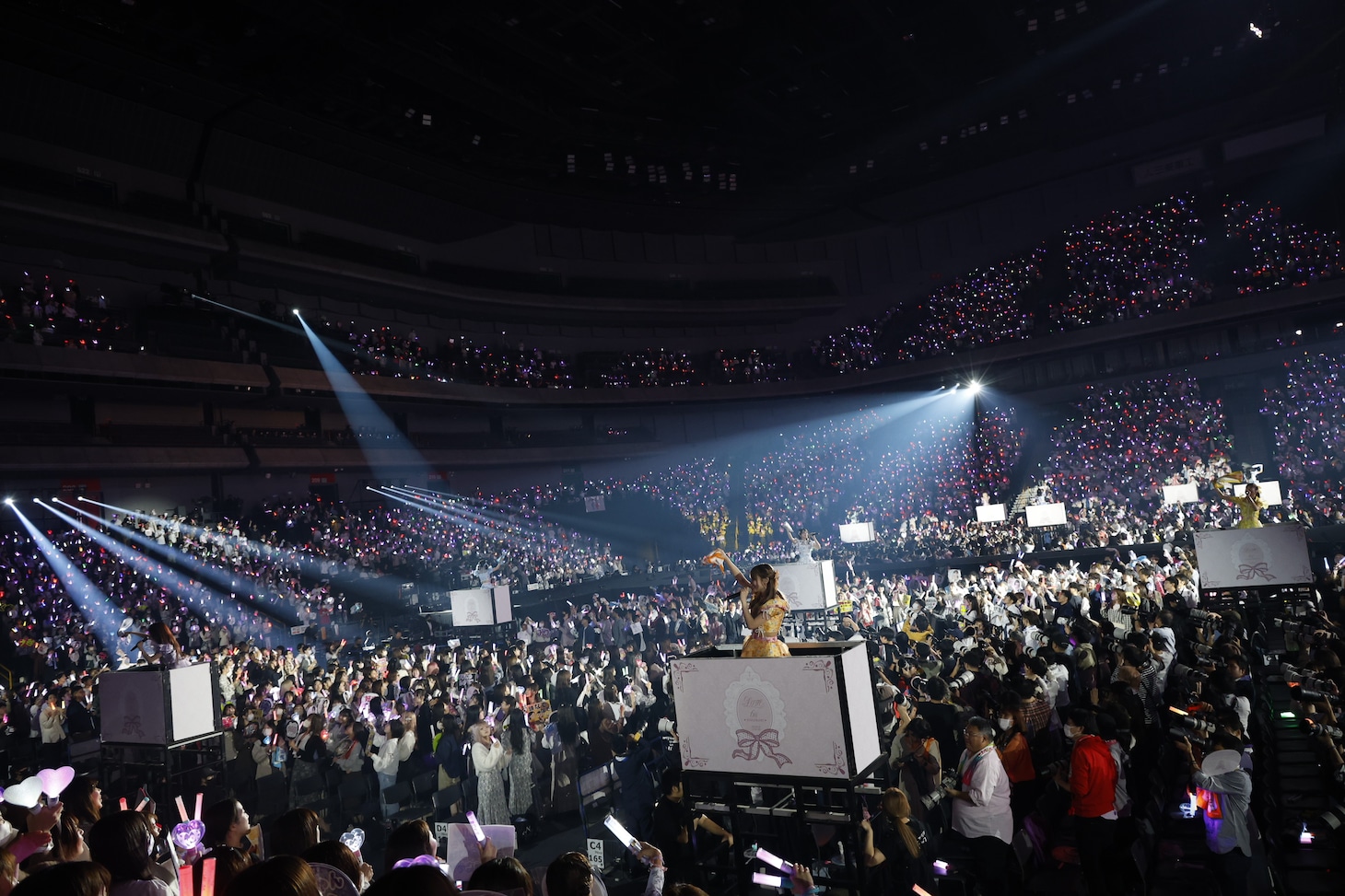 「＝LOVE 6th ANNIVERSARY PREMIUM CONCERT」初日公演の様子。(c)YOANI / ソニー・ミュージックレーベルズ