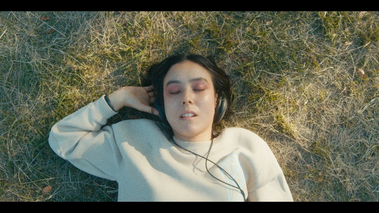 Maika Loubté、心臓の鼓動をテーマにした新曲MV公開