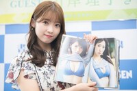 3rd写真集「GR」のお気に入りカット（ページ左）を見せる山岸理子（つばきファクトリー）。