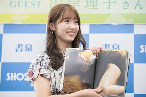 3rd写真集「GR」のセクシーなカットを見せる山岸理子（つばきファクトリー）。