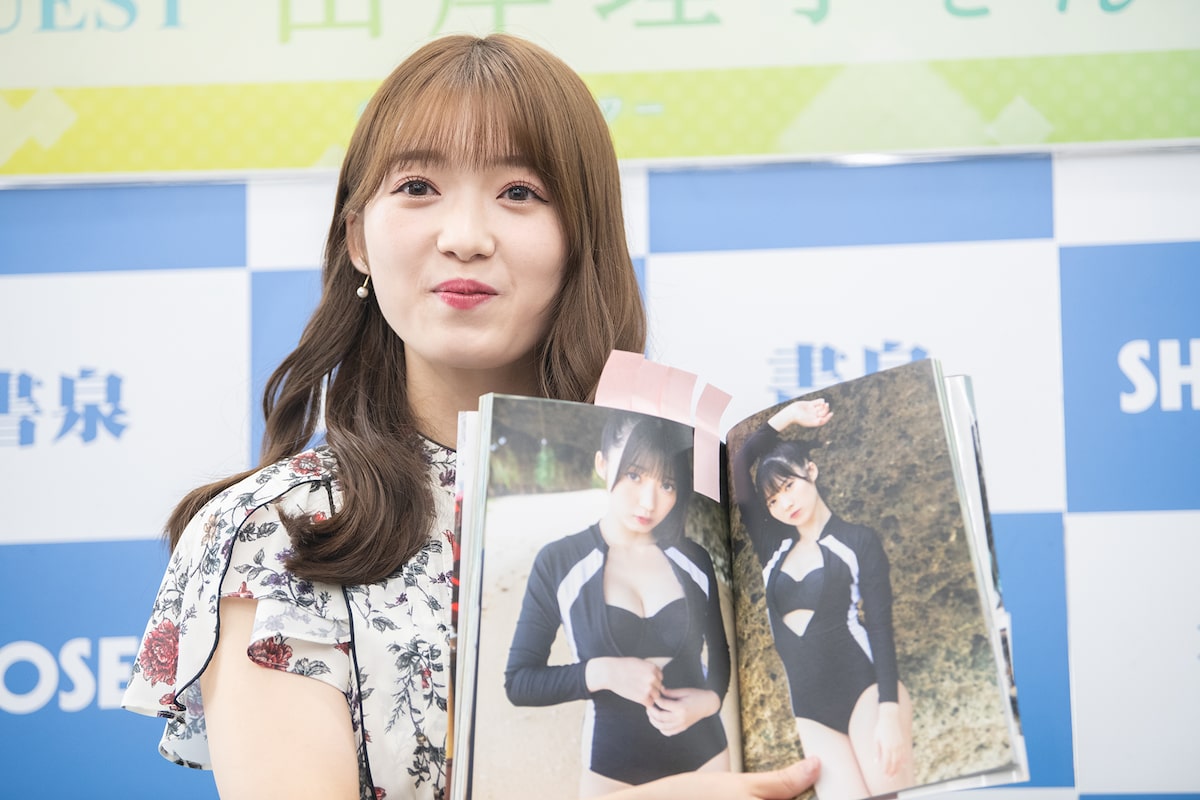 3rd写真集「GR」のセクシーなカットを見せる山岸理子（つばき 