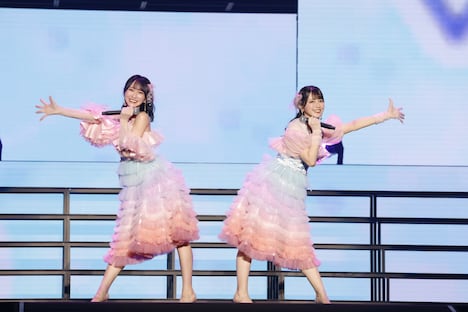 左から野口衣織、佐々木舞香。(c)YOANI / ソニー・ミュージックレーベルズ