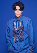 宮野真守の新アーティスト写真。