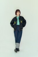 オリジナルスカジャンを着た花澤香菜。