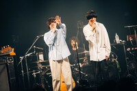 アンコールで「目を覚ましてよ」をセルフカバーする武市和希（mol-74）とandrop。（Photo by Kana Tarumi）