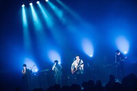 アンコールで「目を覚ましてよ」をセルフカバーする武市和希（mol-74）とandrop。（Photo by Kana Tarumi）